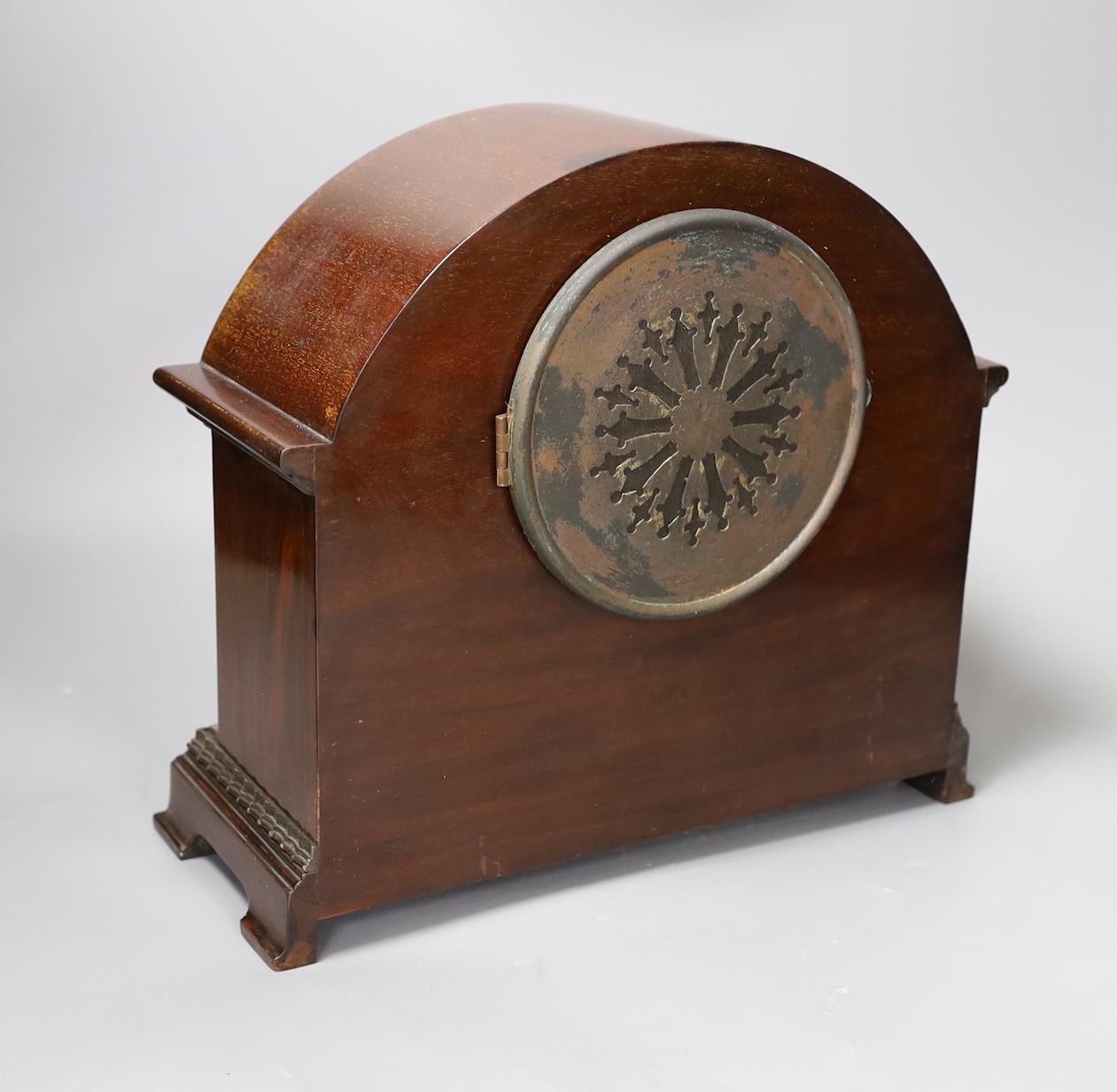 An Edwardian mahogany mantel clock, 28cm tall